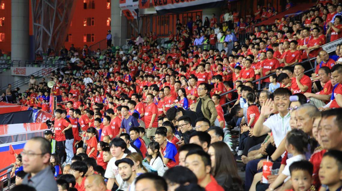 巴萨主场气氛火爆,球迷呐喊助威