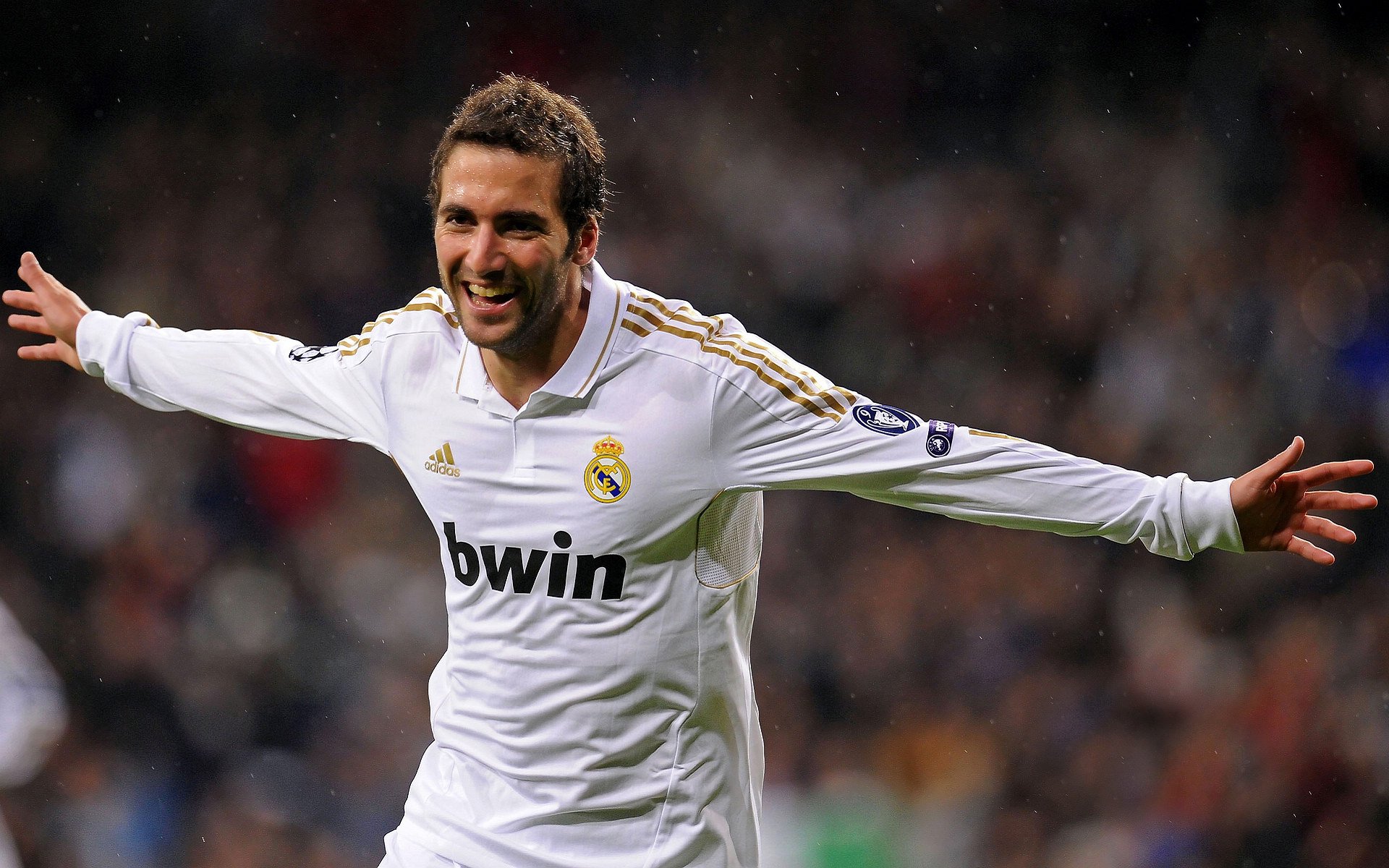 萨拉赫在掘金比赛中表现优异，最后时刻胜出引发热议！比赛高潮迭起